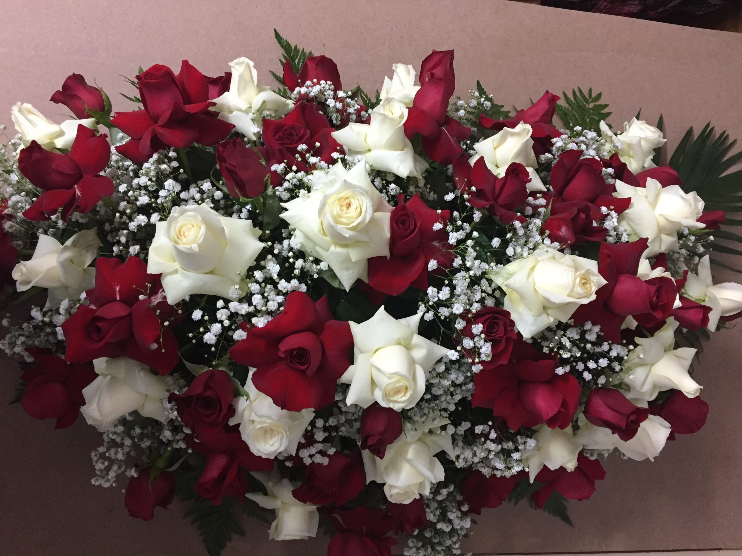 Centro de rosas blancas y rojas