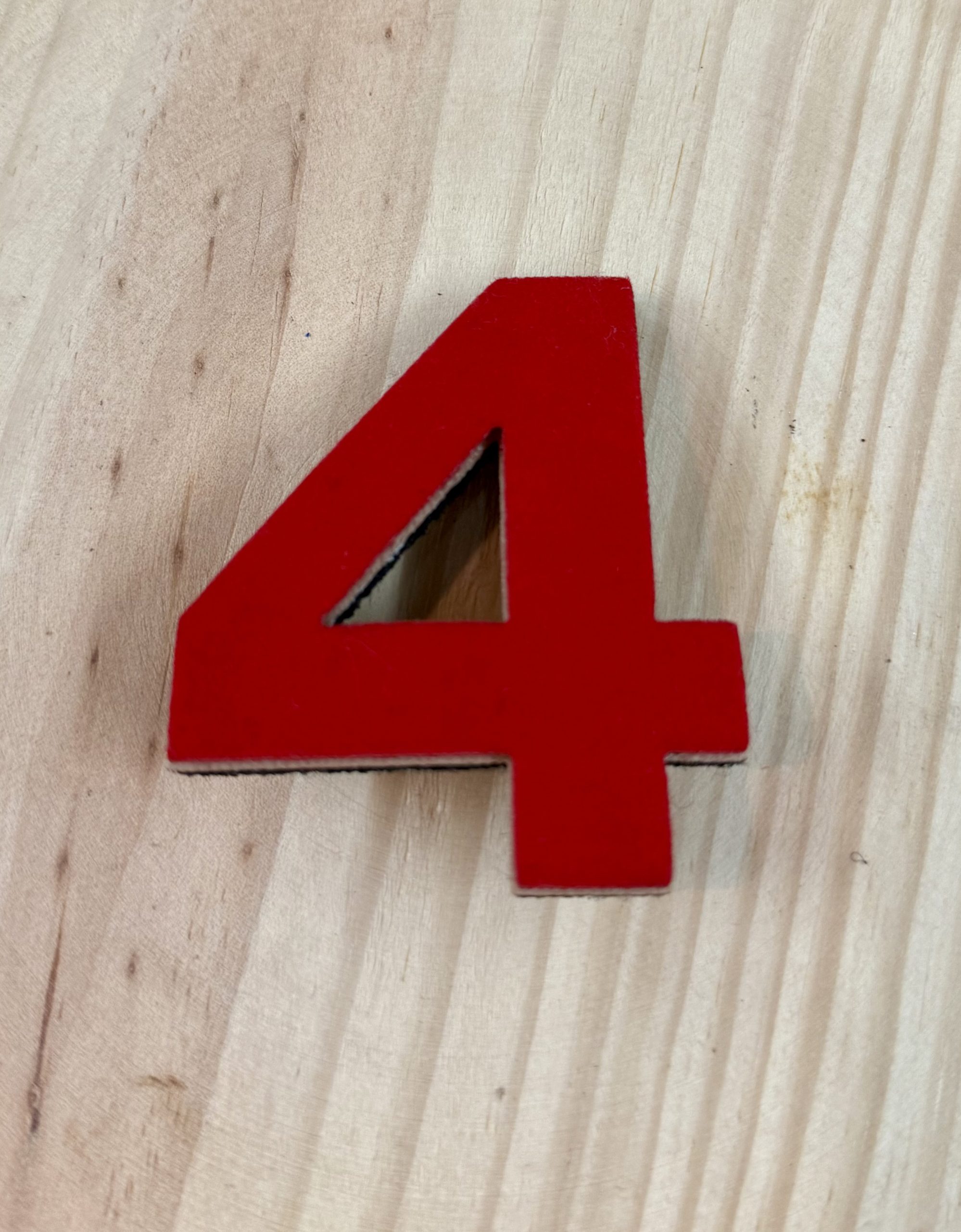 Número 4 con pinza