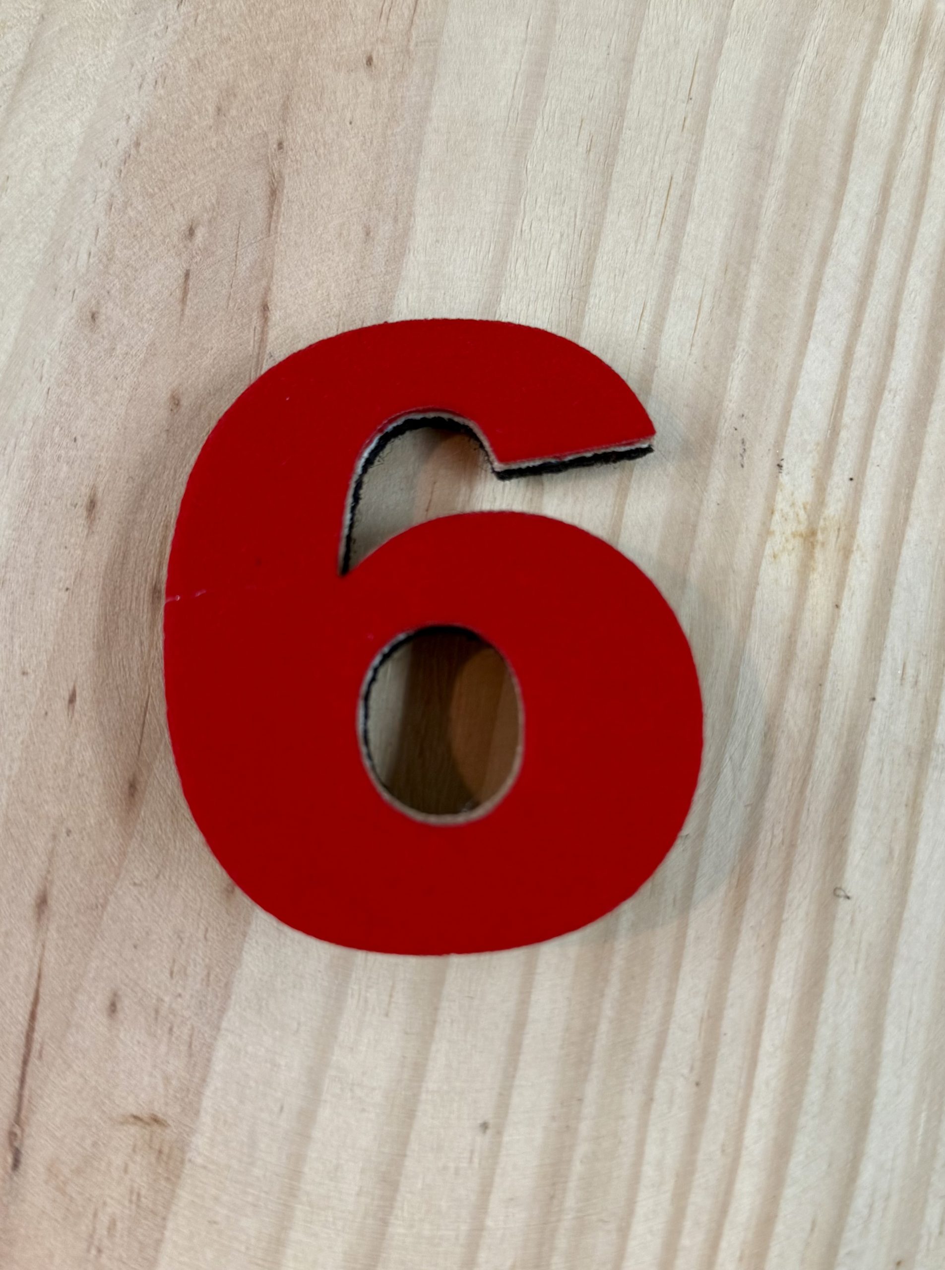 Número 6 con pinza
