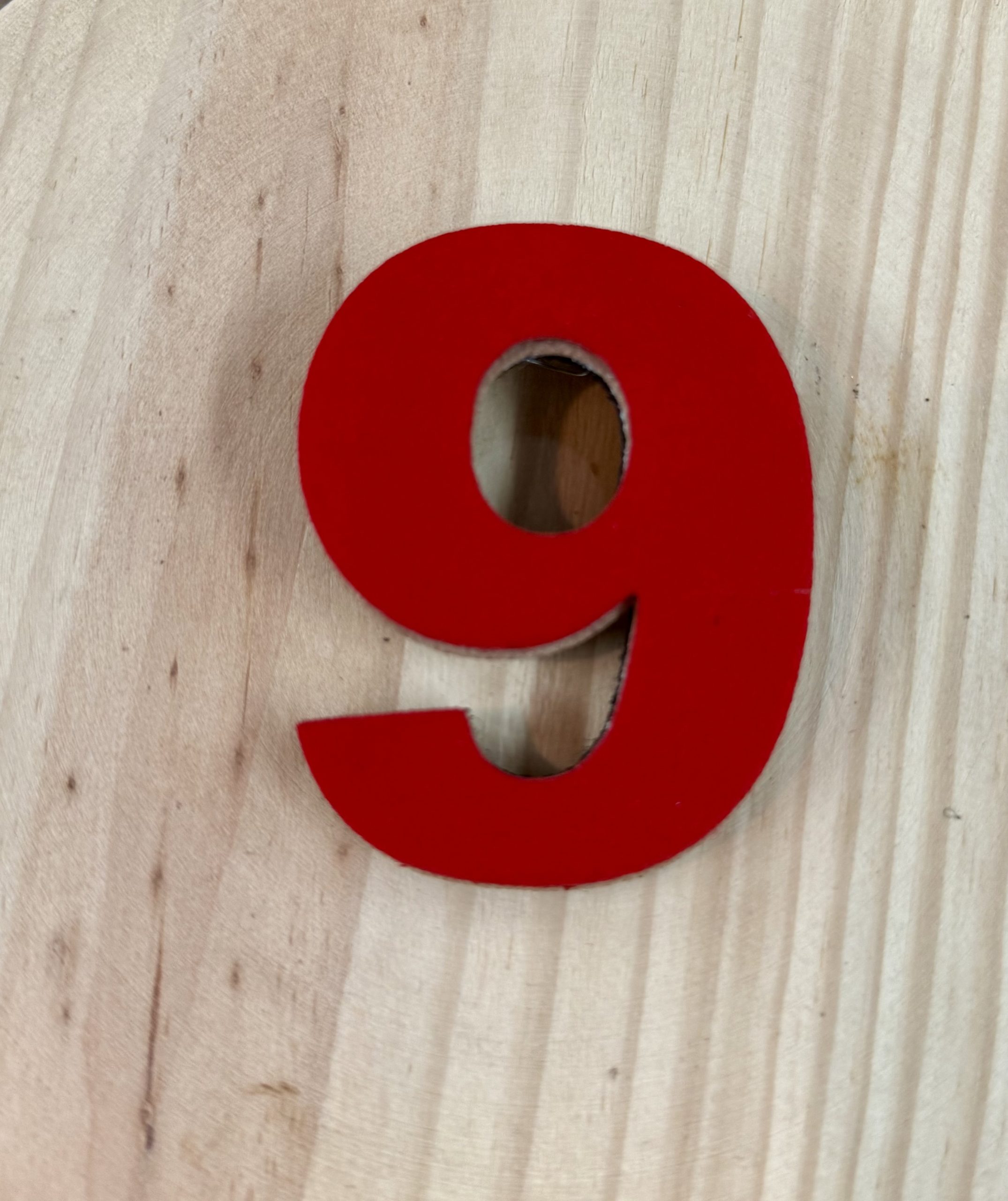 Número 9 con pinza