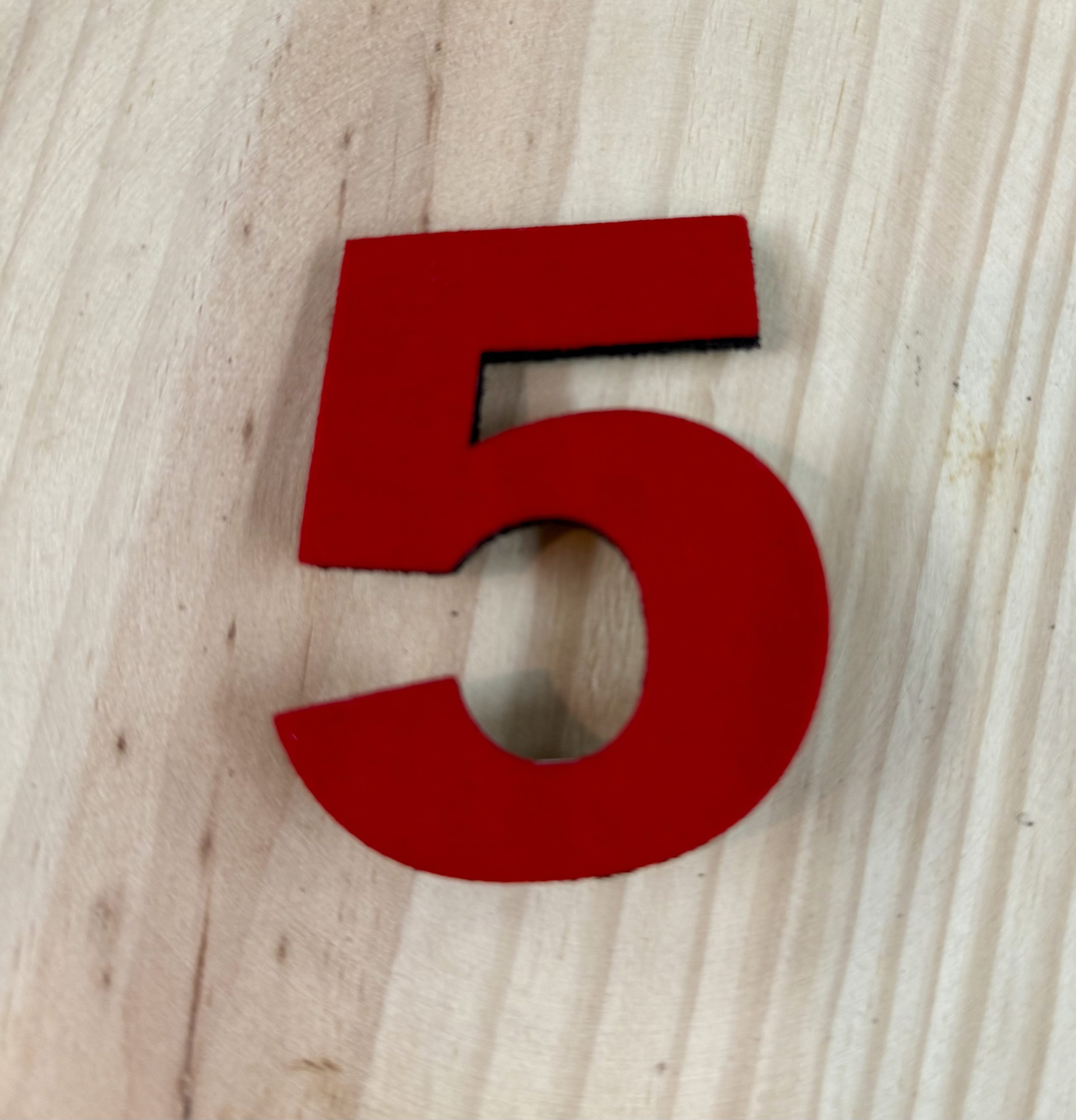 Número 5 con pinza