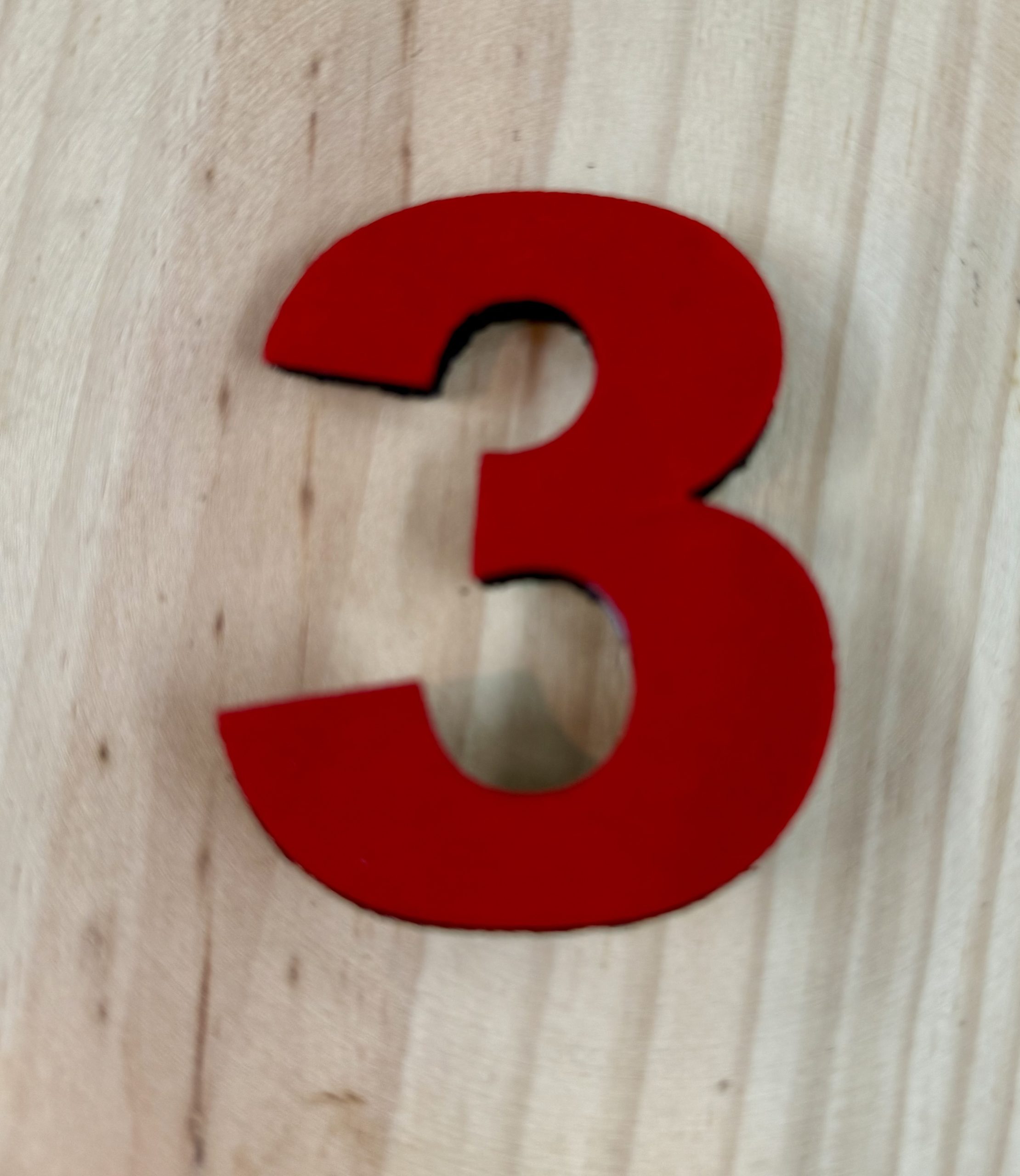 Número 3 con pinza