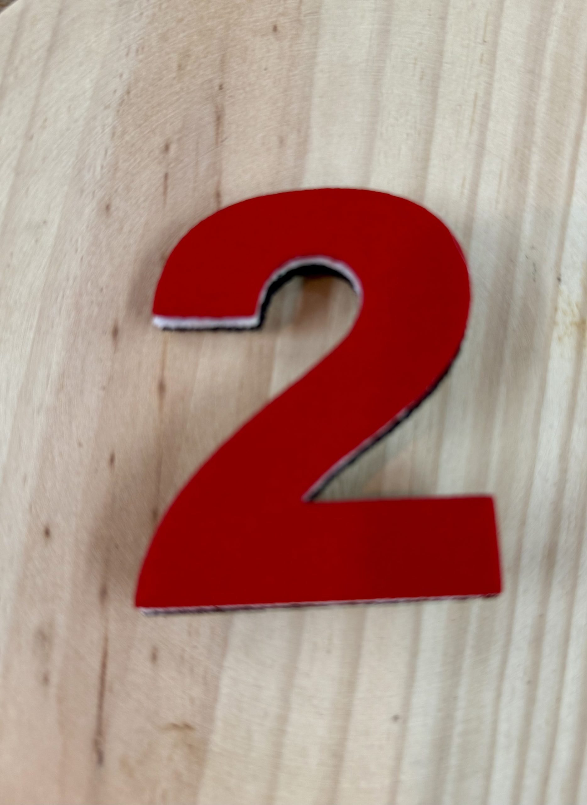 Número 2 con pinza