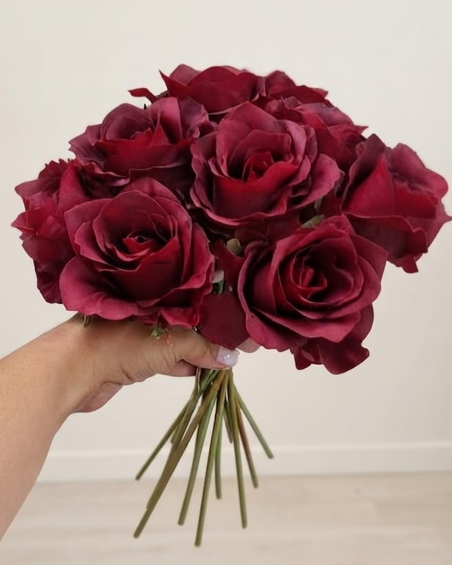 ramo de 13 rosas rojas artificiales