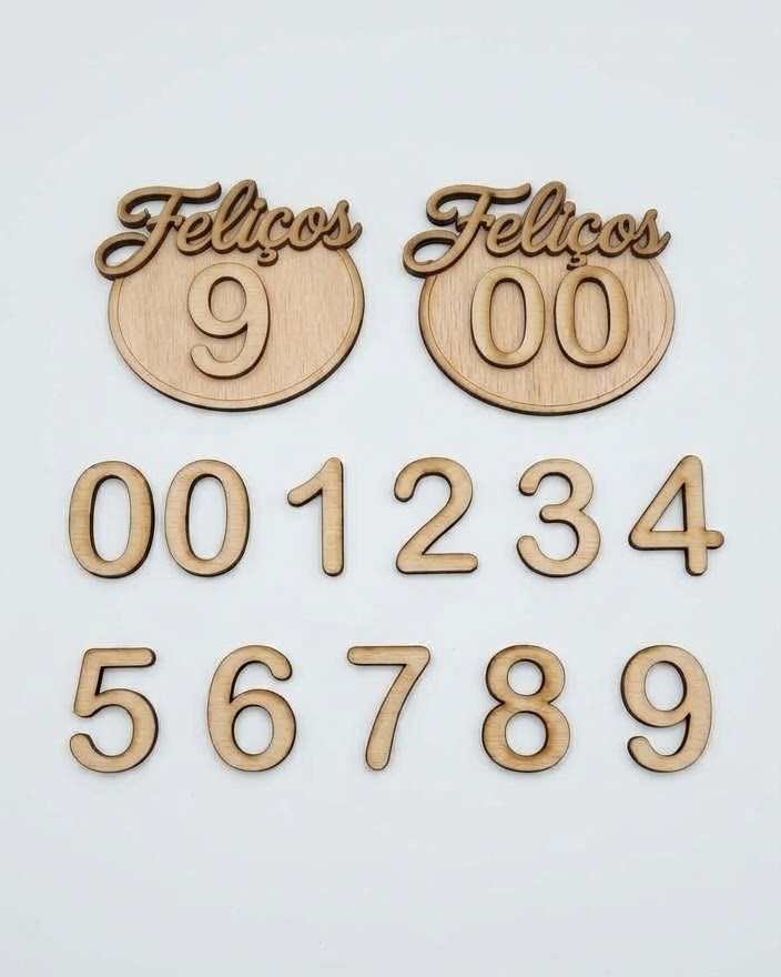 Número de madera con texto ‘Feliços’