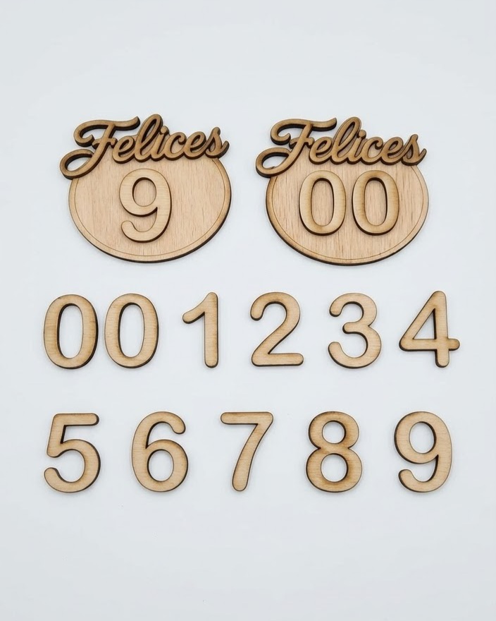 Número de madera con texto ‘Felices’